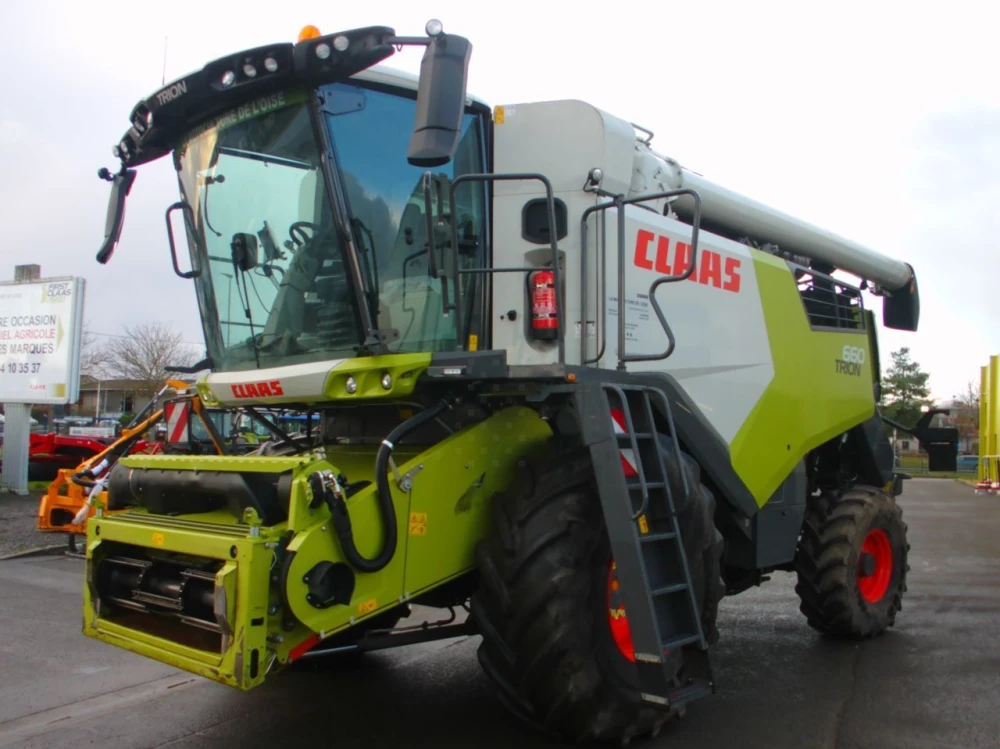 Claas trion 660 4 roues motrices