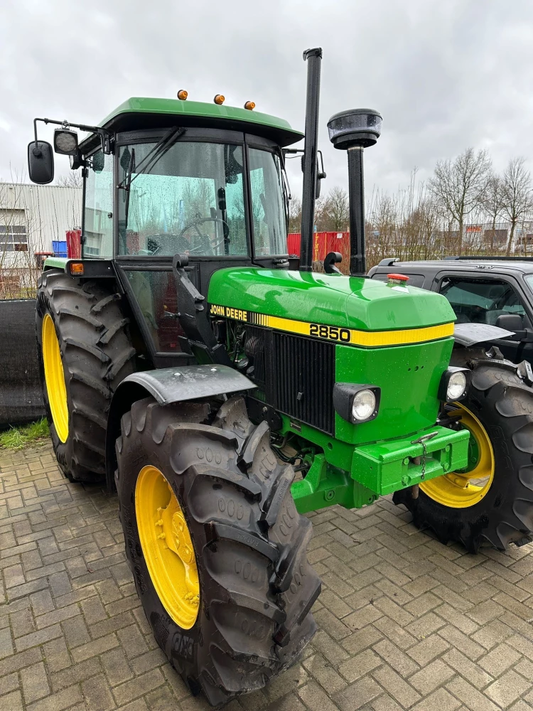 John Deere 2850