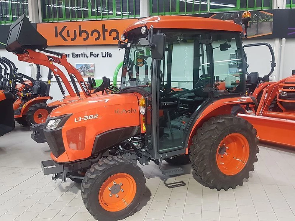 Kubota l1-382 cab