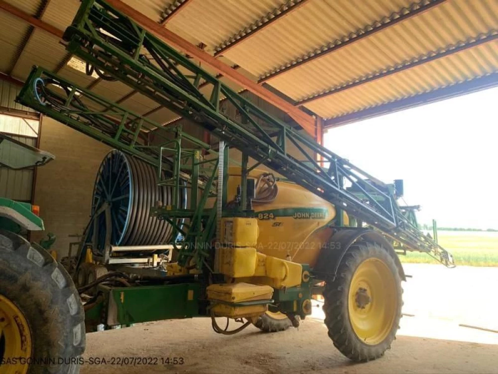 John Deere 824