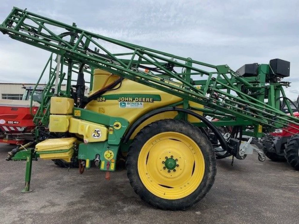 John Deere 824