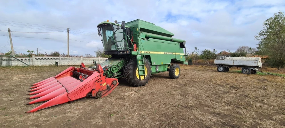 John Deere 2266