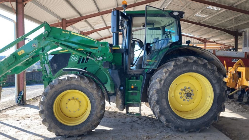 John Deere 6215R