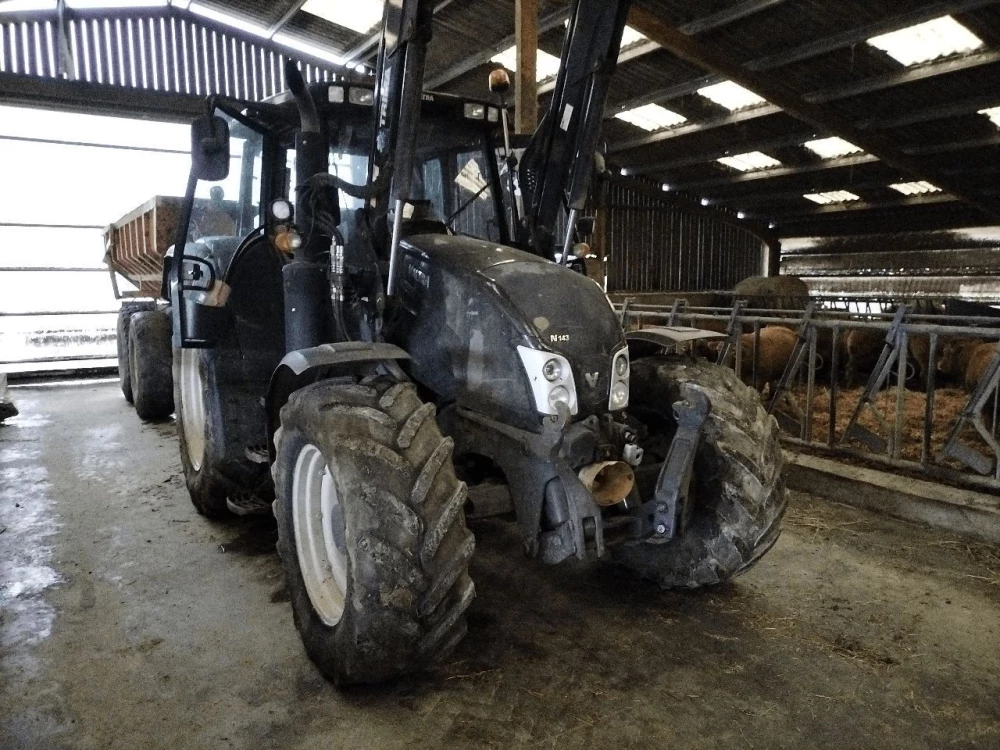 Valtra n143 versu