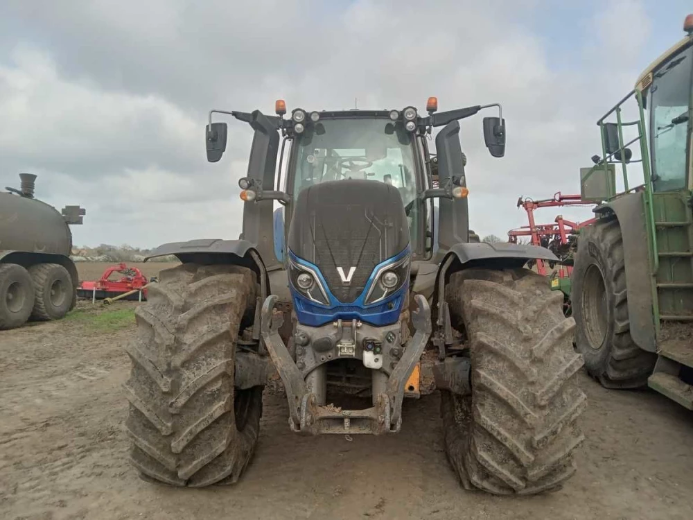 Valtra t254 tractor