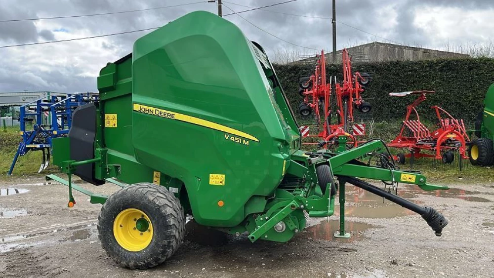 John Deere V451M