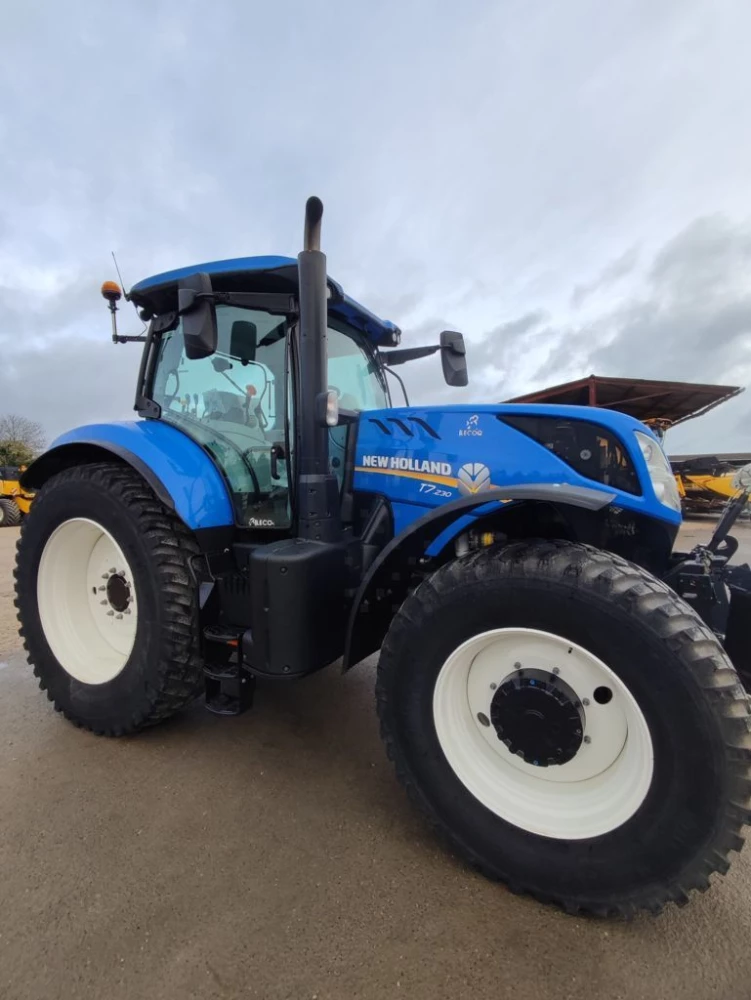 New Holland t7 230